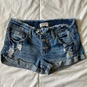 Low waisted, button up jean shorts